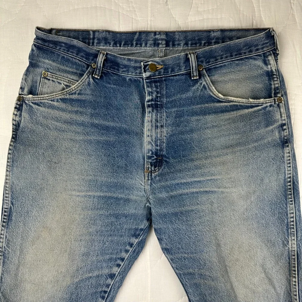 Wrangler Authentic Jeans Mens 37x28‎ Blue Medium Wash Straight Leg Distressed